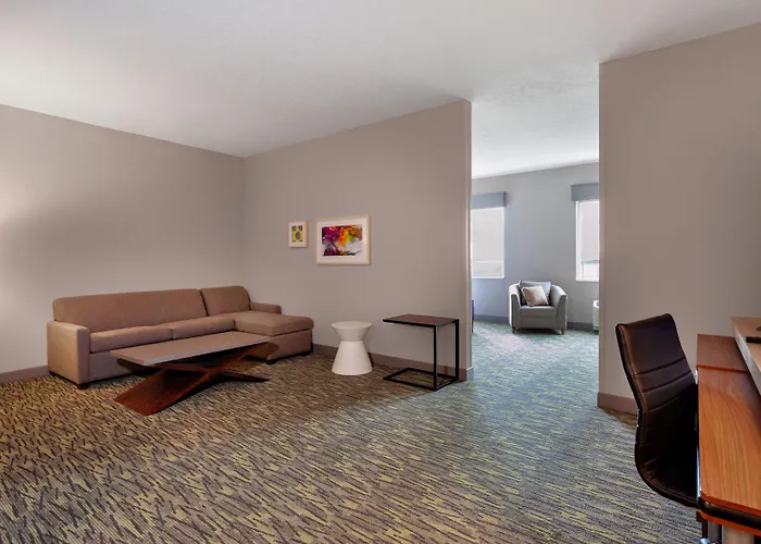 - E Capitol - Univ By Ihg Hotel